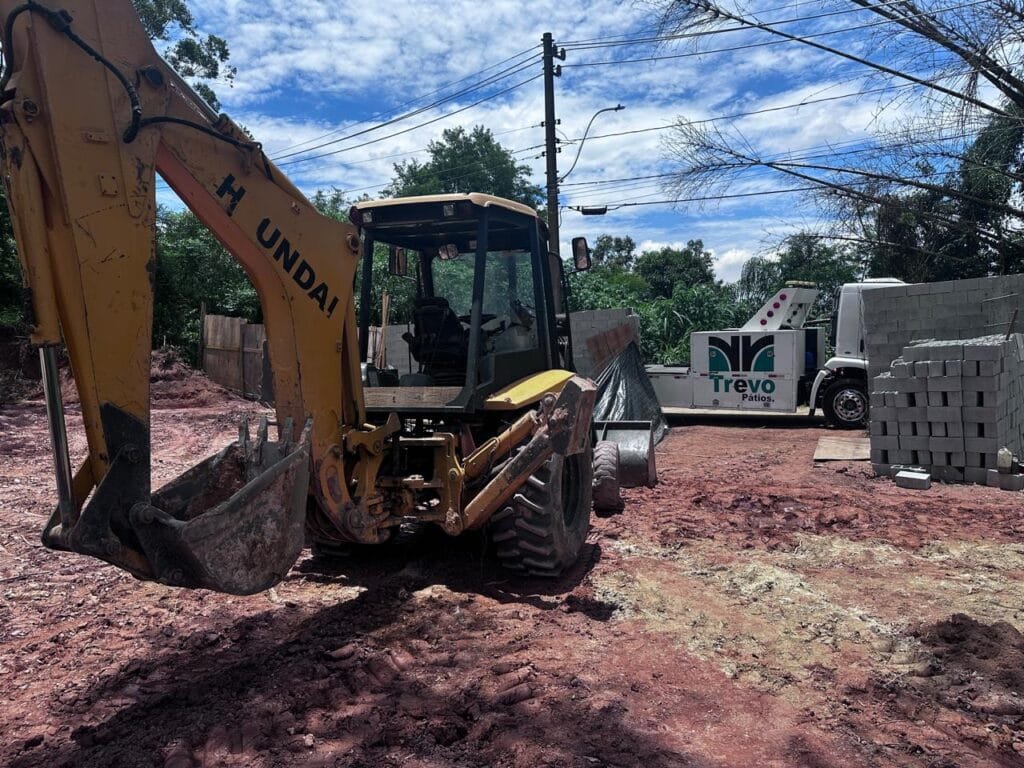 Prefeitura de Itapevi Apreende Retroescavadeira e Aplica Multa de R$ 11.592 por Infrações Ambientais