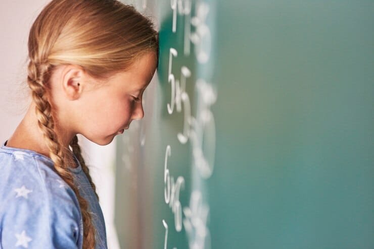 Saúde mental nas escolas é essencial para o aprendizado e o bem-estar dos alunos. Entenda o impacto da tecnologia e como promover relações saudáveis no ambiente escolar.