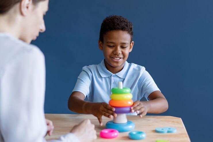 Saúde mental nas escolas é essencial para o aprendizado e o bem-estar dos alunos. Entenda o impacto da tecnologia e como promover relações saudáveis no ambiente escolar.