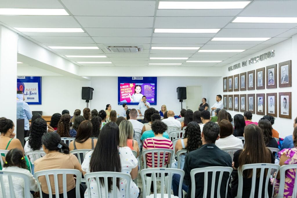 Itapevi dá posse a 50 novos monitores para escolas municipais