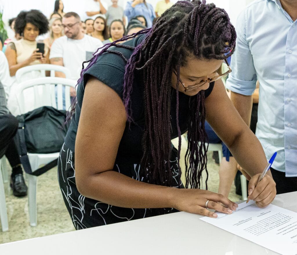 Itapevi dá posse a 50 novos monitores para escolas municipais