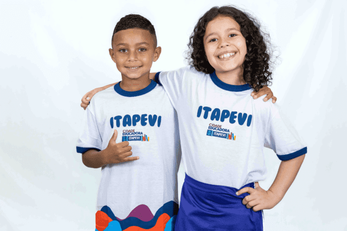 Prefeito Teco entrega uniformes escolares para alunos da rede municipal de Itapevi