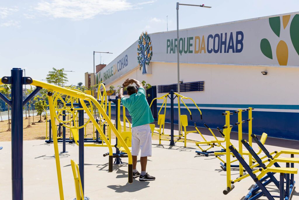 Inauguração de projeto social para idosos com participação de autoridades locais