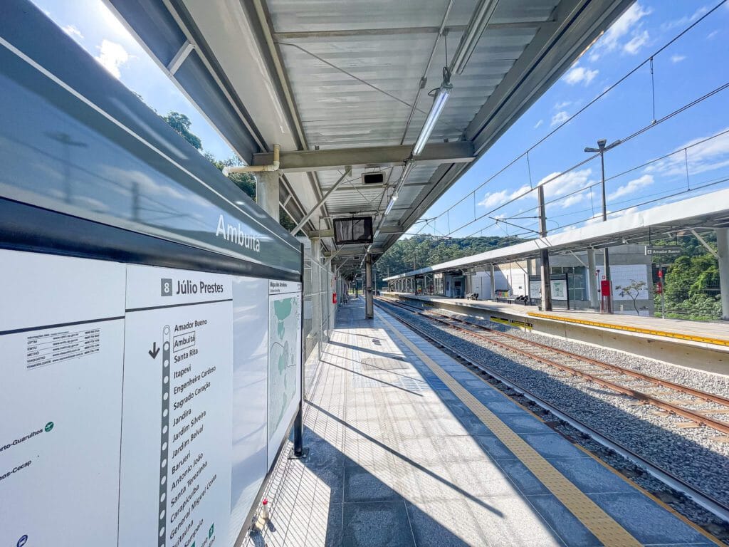 Imagem da nova Estação Ambuitá da Linha 8-Diamante, modernizada e acessível.