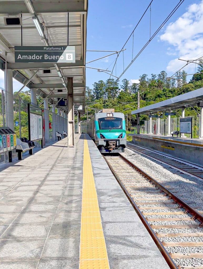 Evento de inauguração da nova Estação Ambuitá, um marco na mobilidade urbana.
