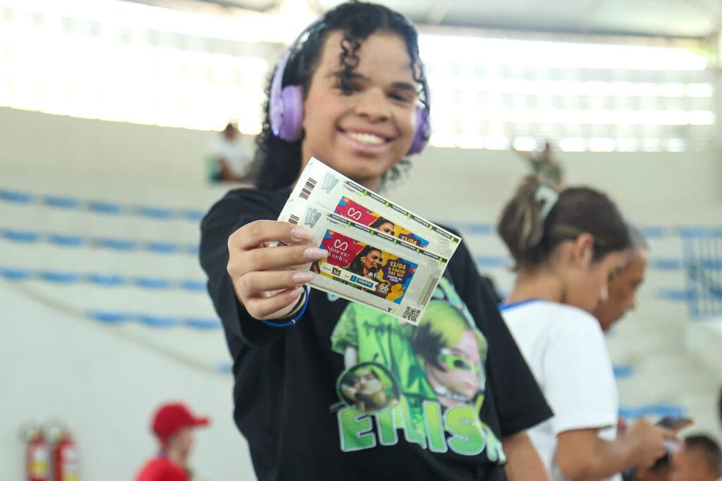 Moradores realizam a troca de ingressos para o show de Simone Mendes em Itapevi.