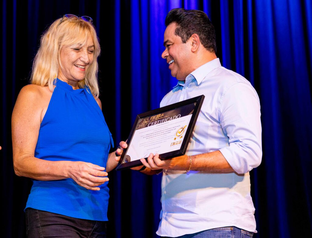 Teco premia educadores de Itapevi por meta no IDEB 2023